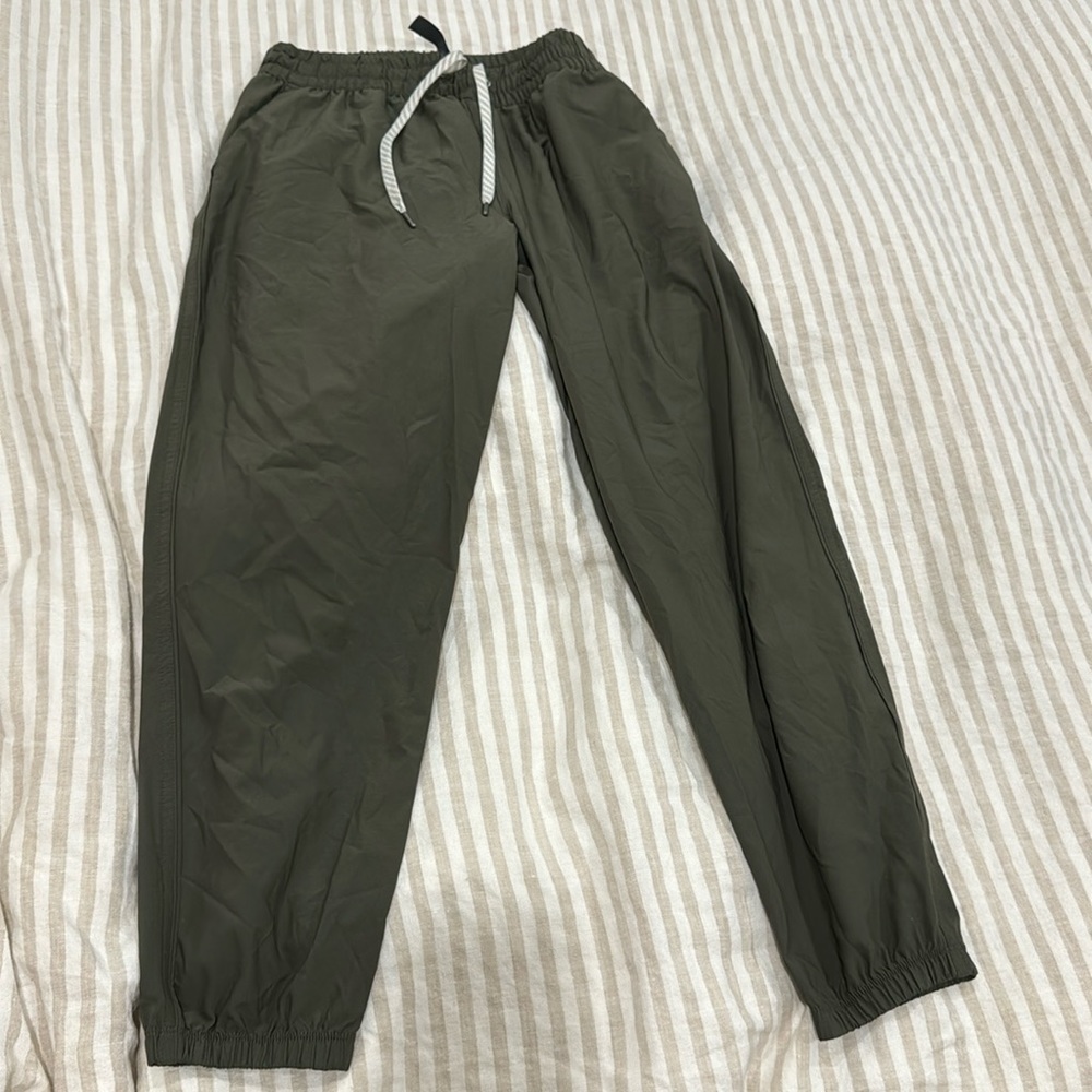 Vuori Miles jogger in army green size MEDIUM